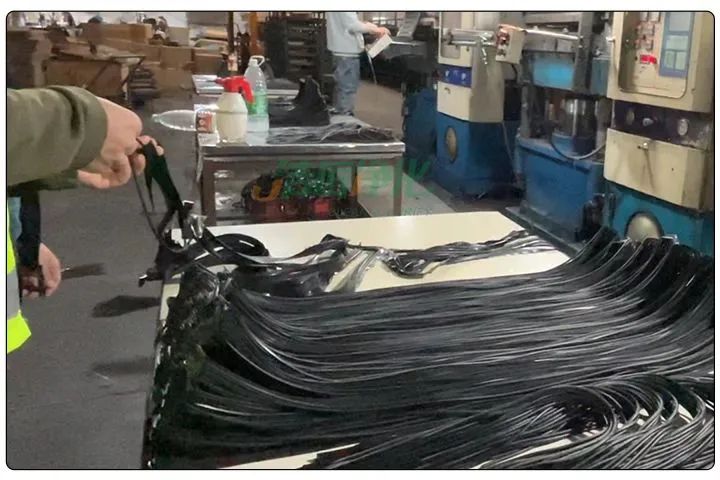 橡膠配件加工廠(chǎng)氣味難聞，傷害人體；廢氣除臭用Dejing的凈?！.jpg